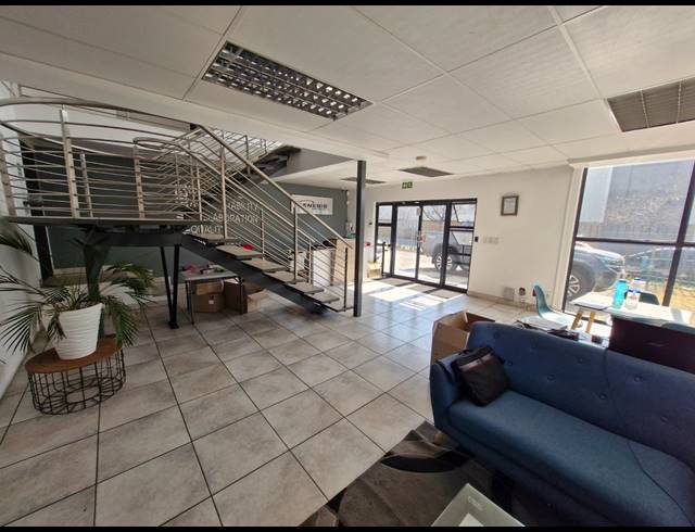 939M² WAREHOUSE TO LET IN JET PARK